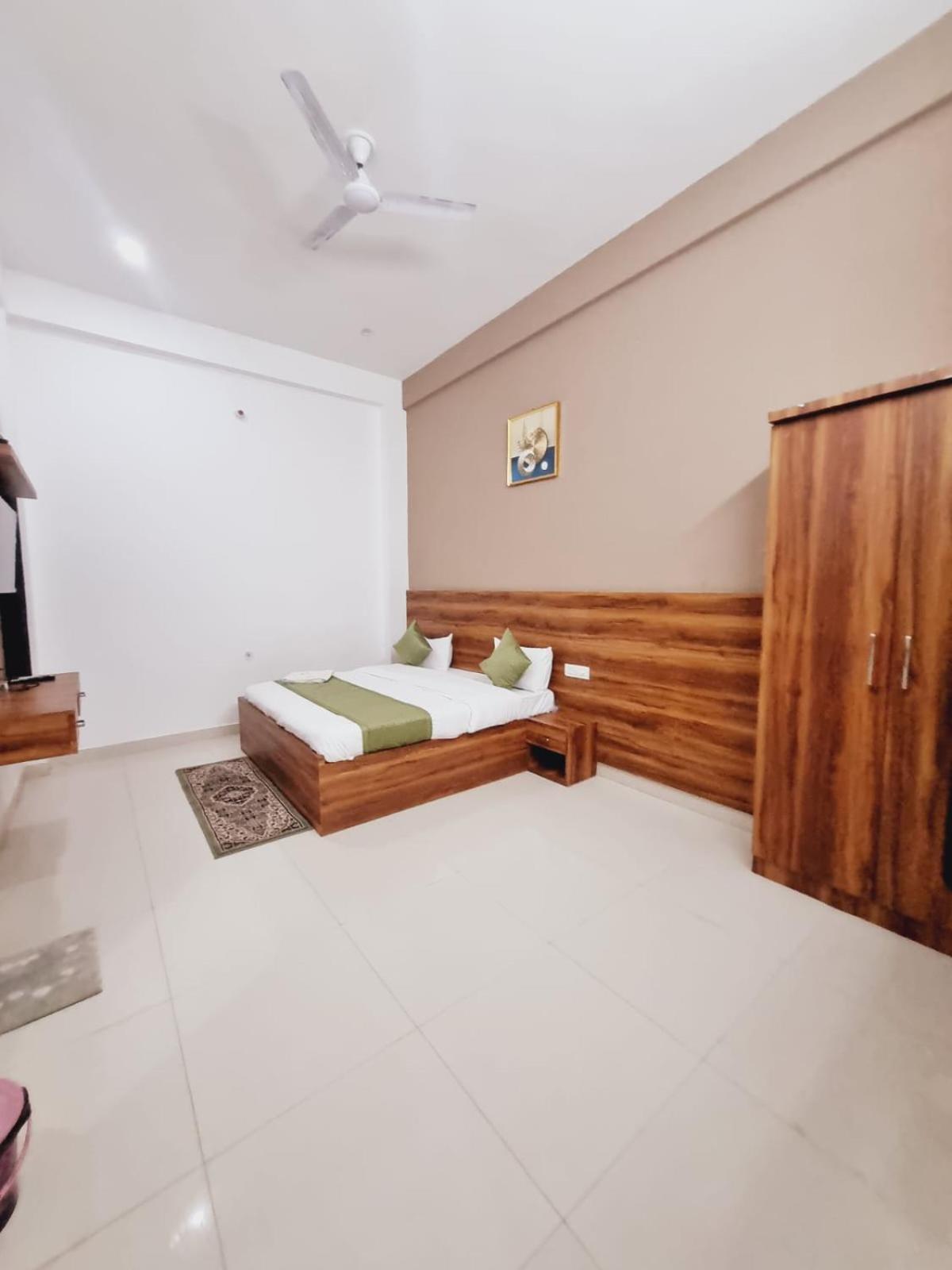 Guest house Mukund Palace- In House Parking - Best Rated Area