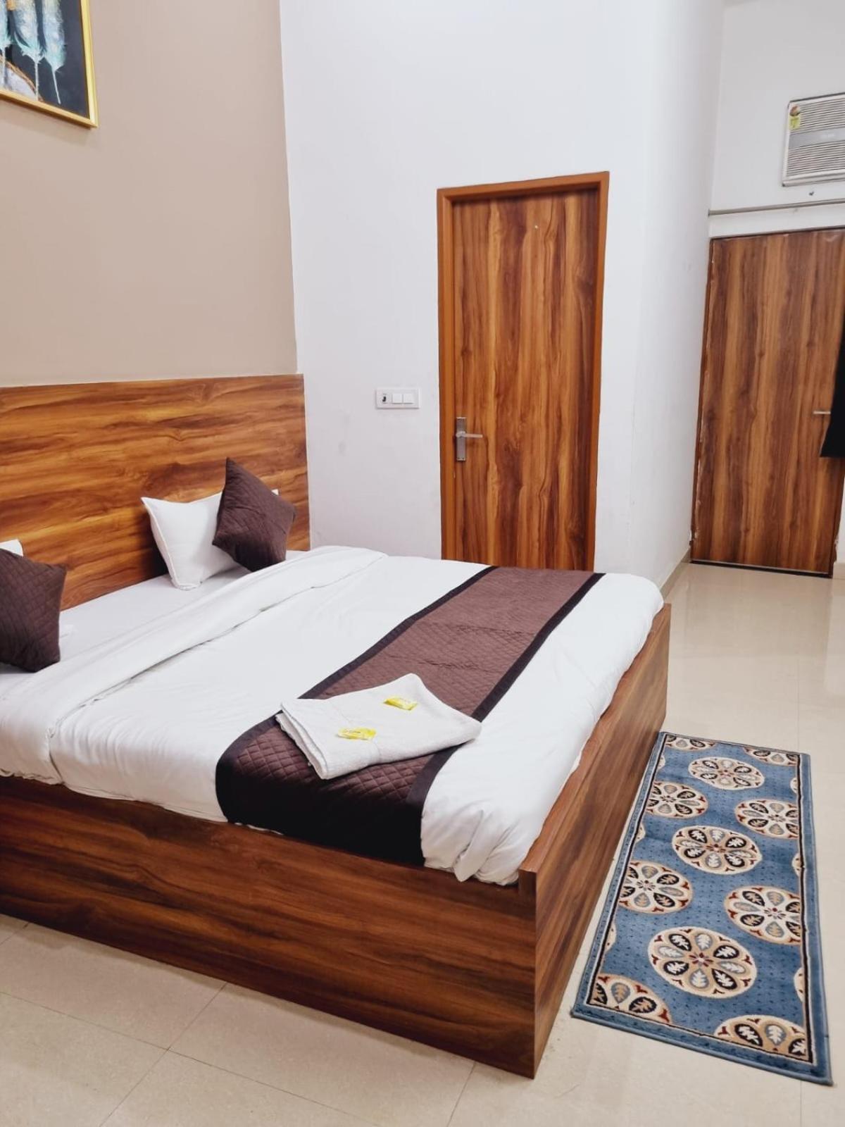 Mukund Palace- In House Parking - Best Rated Area *