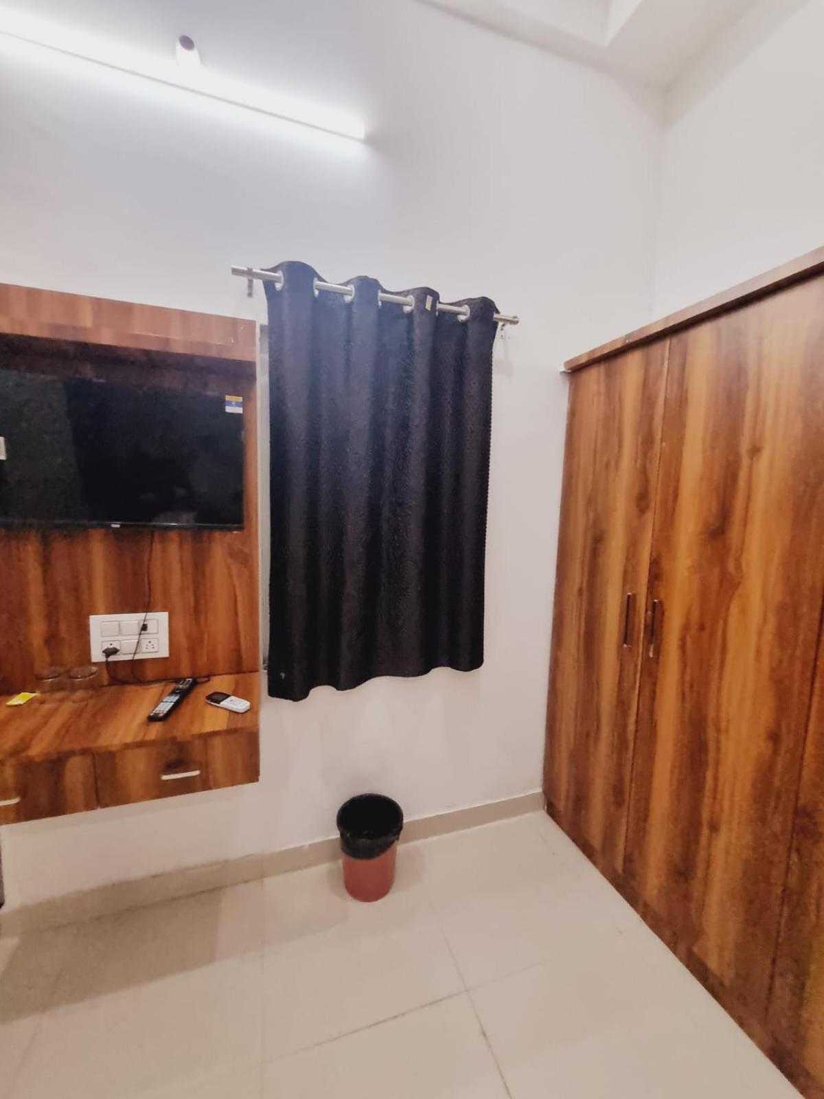 Guest house Mukund Palace- In House Parking - Best Rated Area Vrindavan